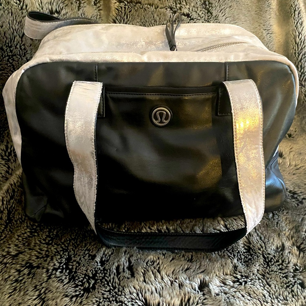 Lululemon weekend tote/gymbag/carryall, shoe bag and strap h12l16w9